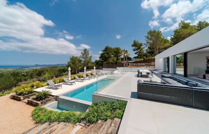 Villa Romero, en Ibiza, es un complejo de cinco estrellas, que ofrece servicios adicionales de chef y guardaespaldas, entre otros “opcionales”