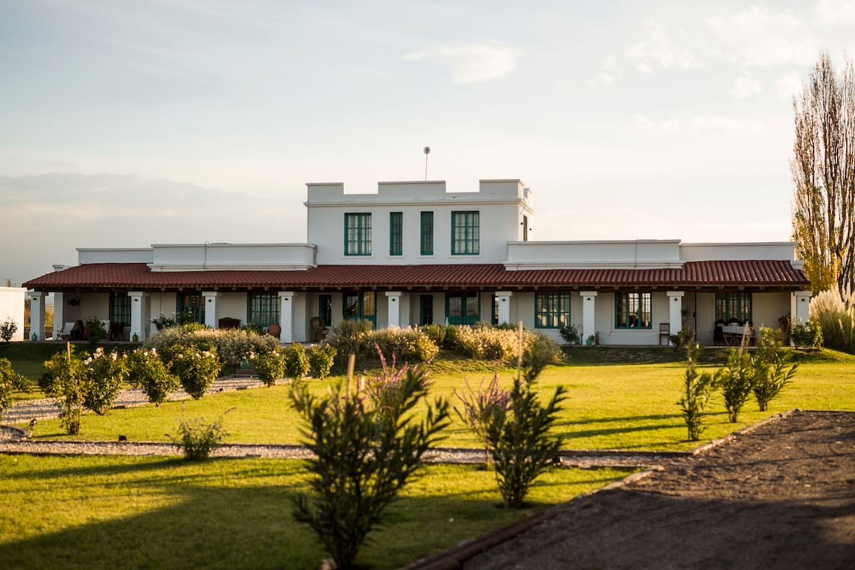 Villa Trinidad, en Perdriel, Mendoza, base ideal para hospedarse entre bodegas.