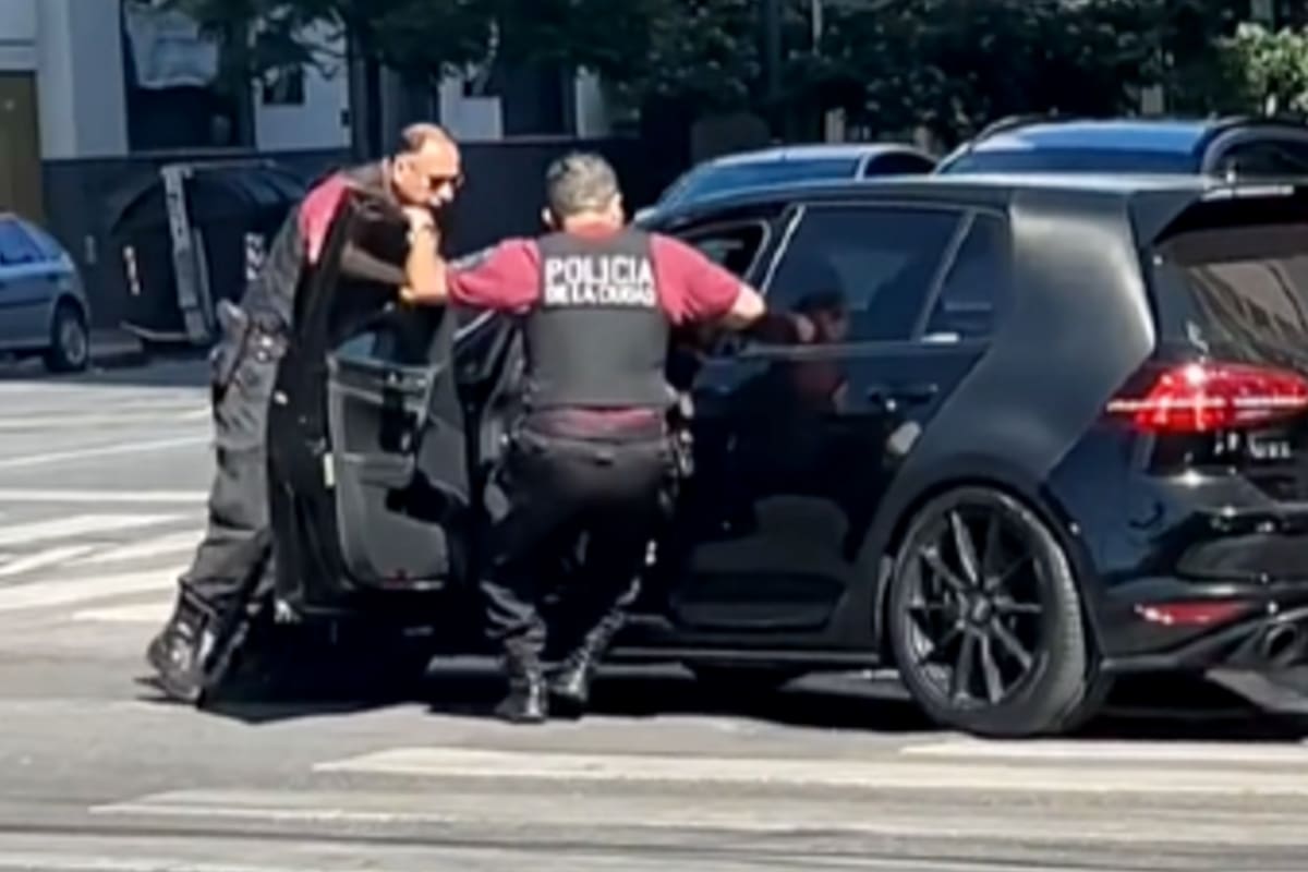 Villa Urquiza: un joven de 19 años intentó atropellar a dos policías de la Ciudad para evitar un control