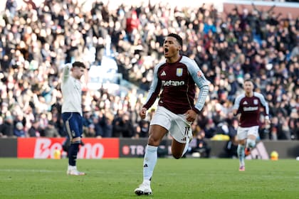 Villa vence 3-1 a Forest y sube al segundo lugar en la Liga Premier