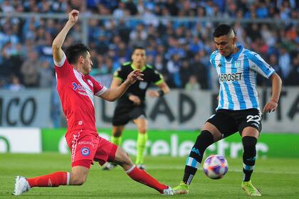 Villalba contra Alcaraz, una escena de Racing vs Argentinos. 03-09-22