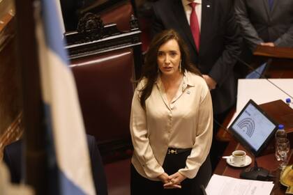 Villarruel, ayer, al abrir la sesión en la que se aprobó la reforma laboral en el Senado
