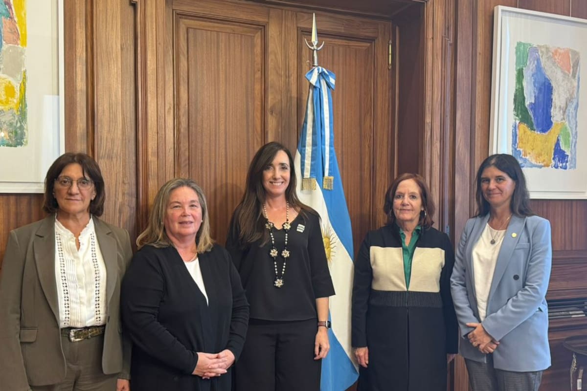 Villarruel, junto a las senadoras Vigo y Silva, y las juezas Susana Medina y Teresa Day