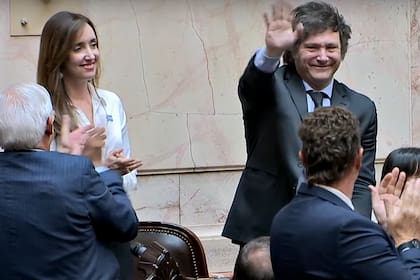Villarruel y Milei saludan a los diputados al ser proclamados por la Asamblea Legislativa