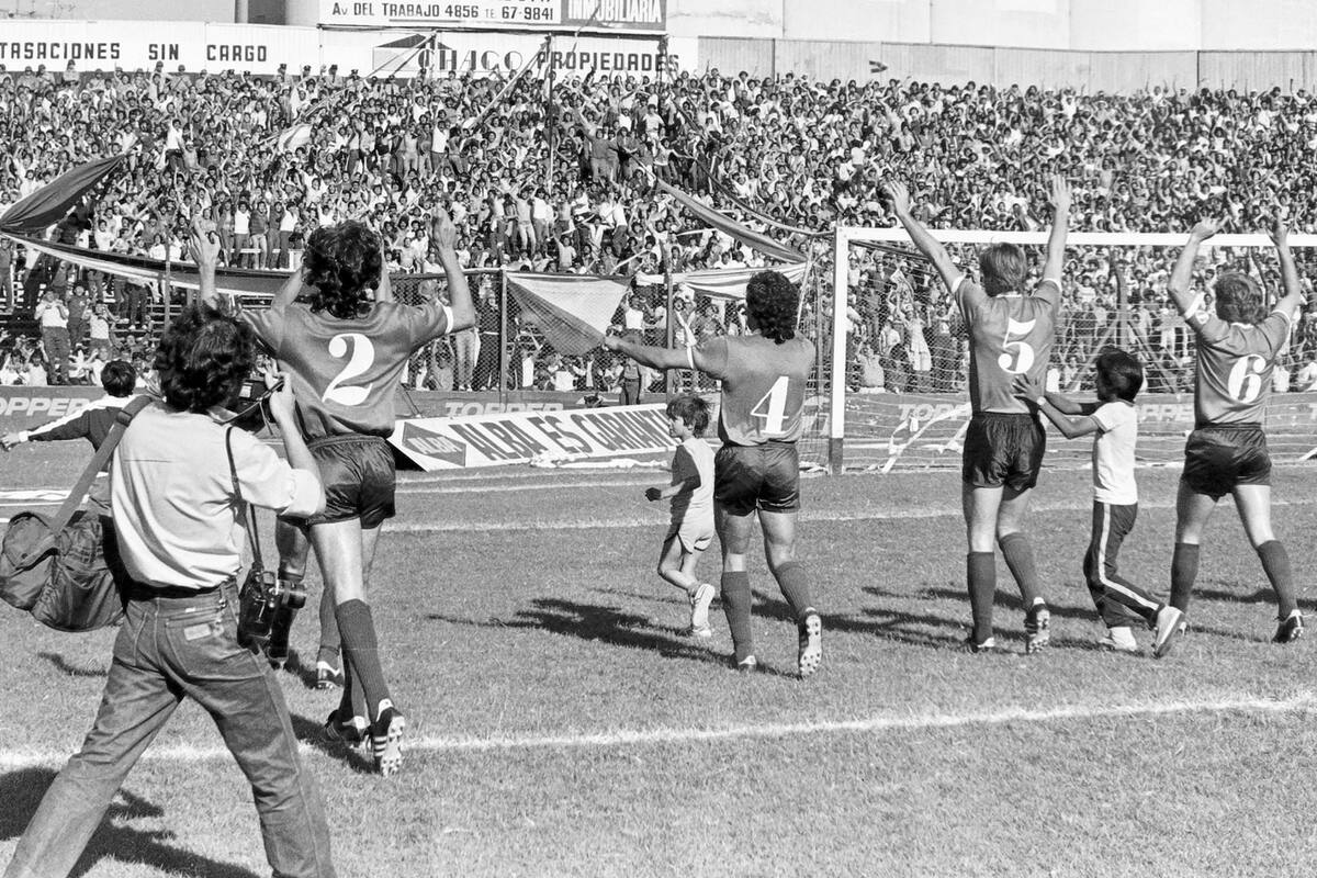 Villaverde, Clausen, Marangoni y Trossero saludan a los hinchas de Independiente en la cancha de Ferro el 16 de diciembre de 1984, una semana después de ganar el título mundial ante Liverpool