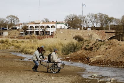 Villazón-La Quiaca. Cruce ilegal de la frontera (el curso de agua) entre Bolivia y la Argentina;a 150 metros está el paso oficial