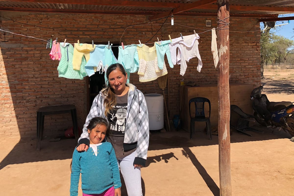 Vilma cobra la AUH por sus hijos, tiene luz, agua que viene del canal y hacen fuego con la leña para cocinar