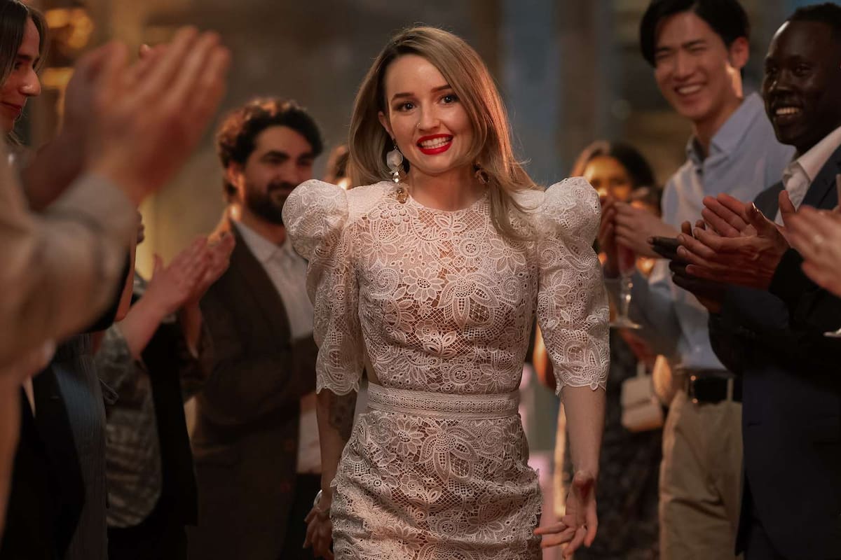 Vinagre de manzana, una creación de Samantha Strauss, inspirada en la moda de influencers y emprendedores que se revelan luego como estafadores