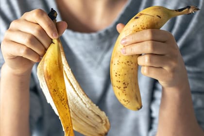 ¿Vinagre y cáscara de banana? El tip casero que promete resultados sorprendentes