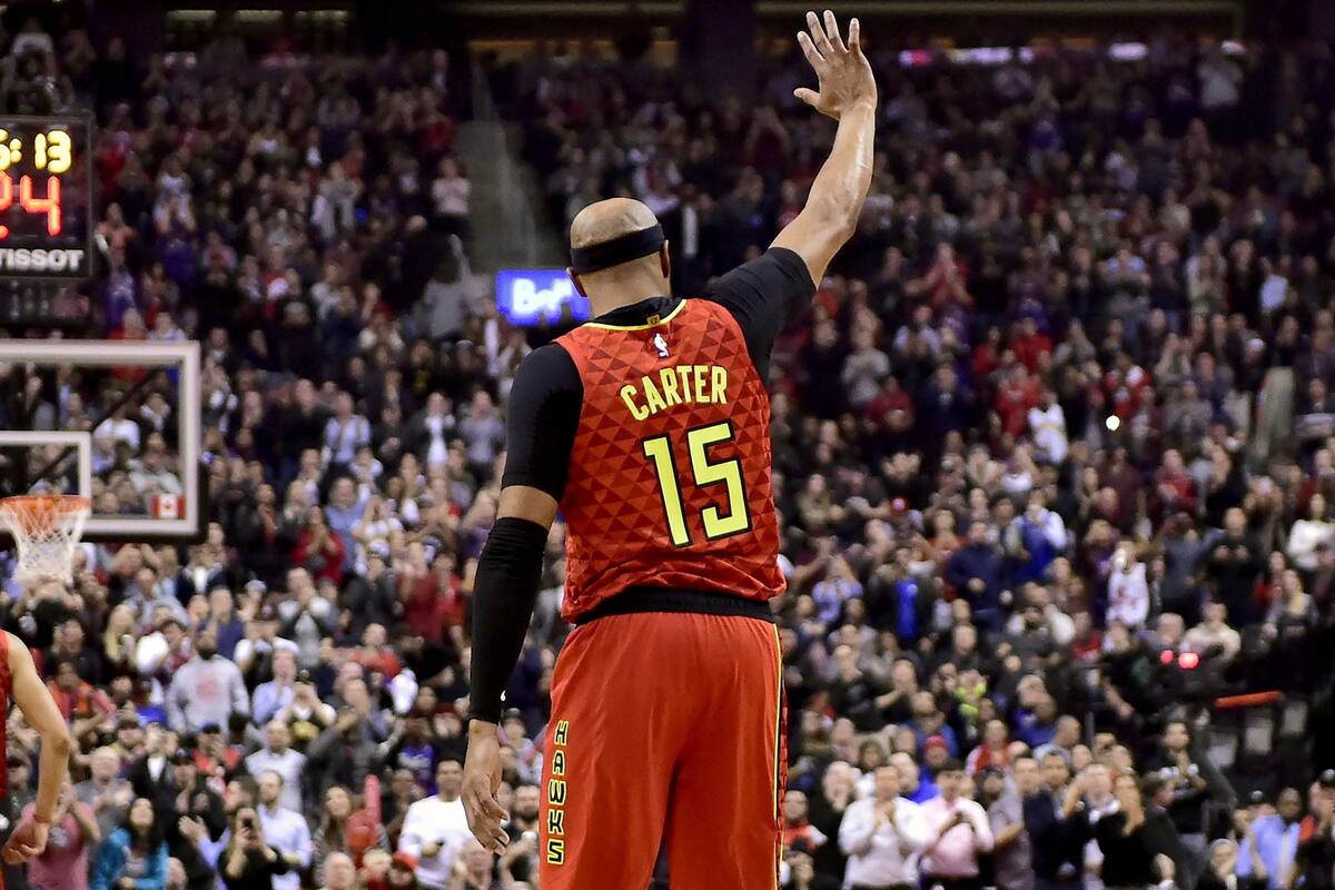 Vince Carter es ovacionado por los fanáticos de Toronto Raptors