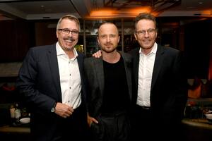 Vince Gilligan junto a los protagonistas de la serie, Aaron Paul y Bryan Cranston