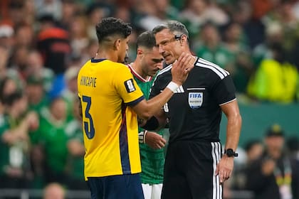 Vincic habla con el ecuatoriano Pietro Hincapié antes de expulsarlo en el encuentro de dieciseisavos de final de la Copa Mundial ante México el martes 30 de junio del 2026.(AP Foto/Natacha Pisarenko)