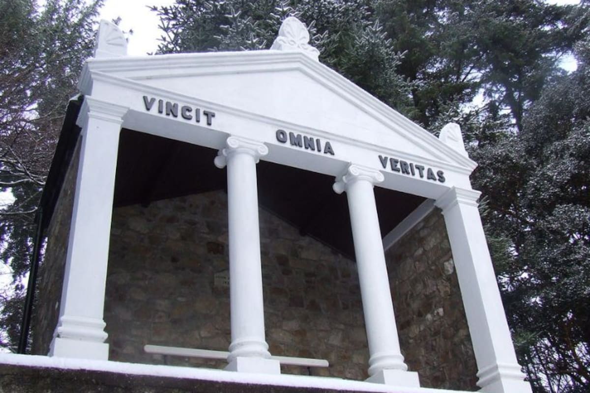 "Vincit omnia veritas" es una frase en latín que significa "la verdad conquista todas las cosas"