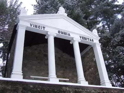 Vincit omnia veritas es una frase en latín que significa "la verdad conquista todas las cosas"