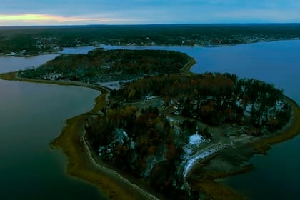Vinculada con numerosos personajes históricos, mitos y leyendas, este enclave canadiense en el Atlántico norte motivó numerosas exploraciones, textos y el célebre documental de los hermanos Lagina