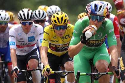 Vingegaard, con el maillot amarillo, en medio de Tadej Pogacar, del UAE Emirates Team y doble campeón del Tour, y Wout Van Aert