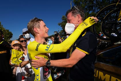 Vingegaard es felicitado por el team manager del equipo Jumbo-Visma, Frans Maassen