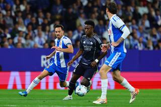 Vinícius anota dos goles y el Real Madrid gana para retrasar el título del Barcelona en La Liga