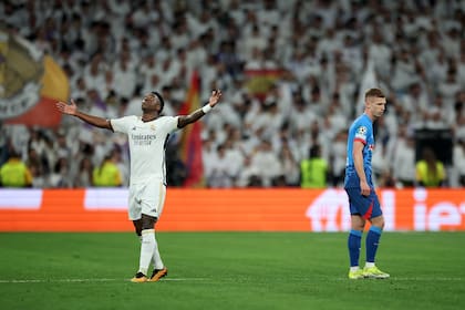 Vinícius festeja el tanto de Real Madrid en el 1-1 frente a Leipzig, con el que el cuadro español alcanzó los cuartos de final de la Champions League.