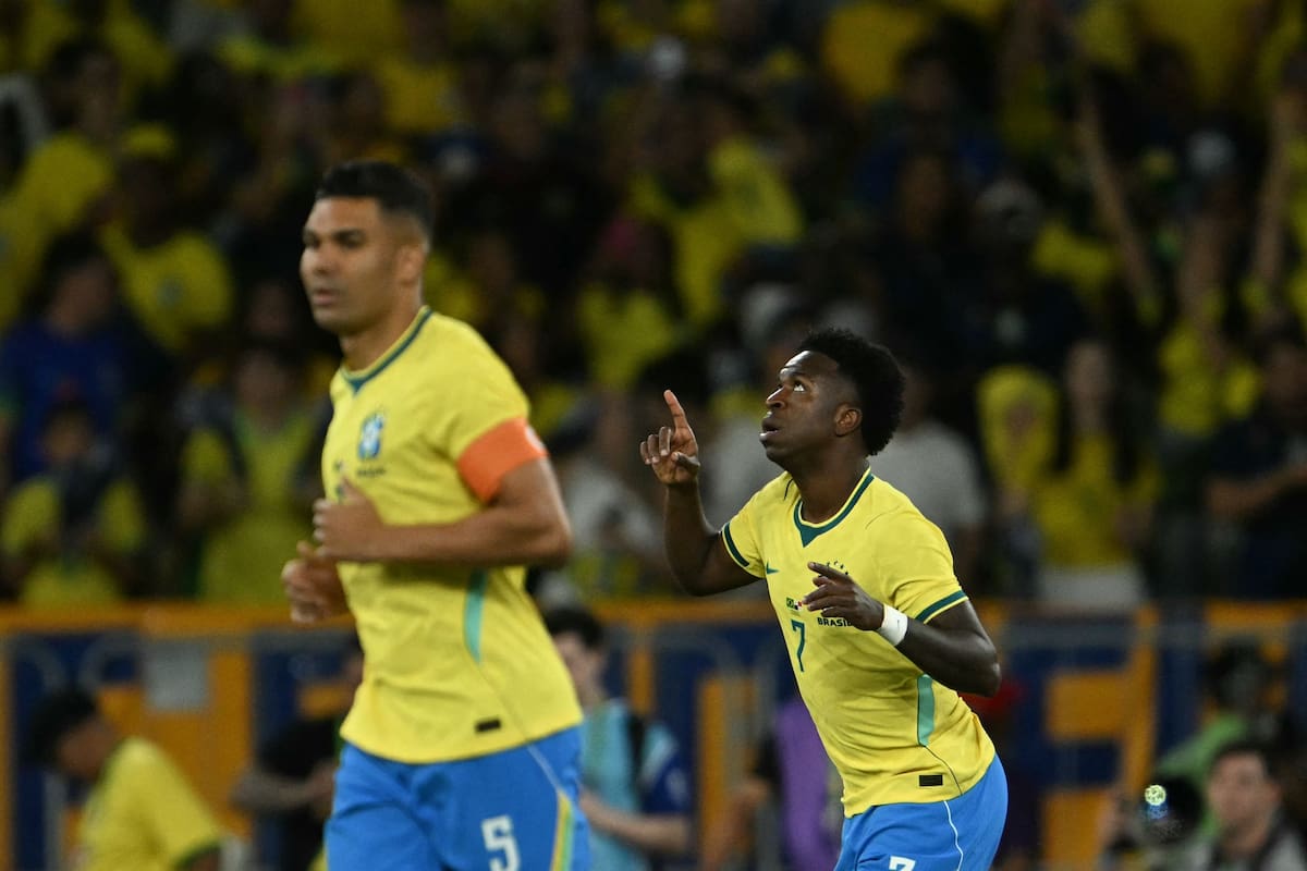 Vinicius festeja su gol, con Casemiro en primer plano