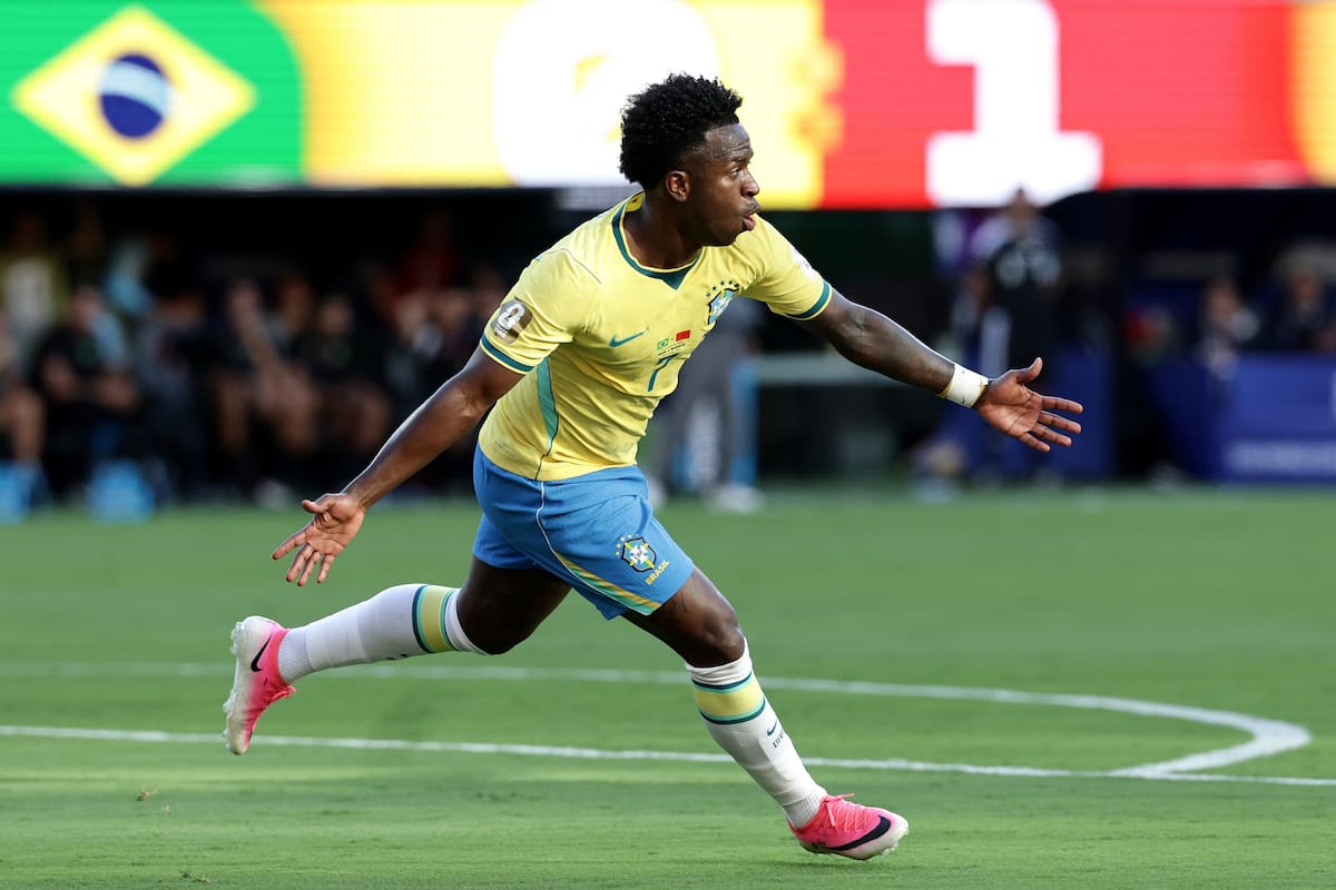 Vinicius Jr. fue de lo mejor de Brasil en la primera presentación, aunque no le alcanzó para ganar