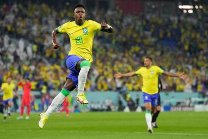 Vinicius Junior celebra tras marcar el primer gol de Brasil en la victoria 4-1 ante Corea del Sur en el partido por los octavos de final del Mundial, el lunes 5 de diciembre de 2022, en Doha, Qatar. (AP Foto/Jin-Man Lee)