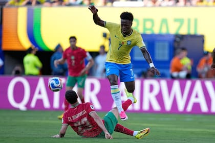 Vinícius Junior, con un gran gesto técnico, salta con la pelota a Bilal El Khannouss