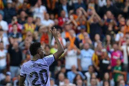 Vinicius Junior del Real Madrid abandona el campo luego de haber sido expulsado durante un partido de La Liga española contra el Valencia, en el estadio Mestalla, en Valencia, España, el domingo 21 de mayo de 2023. (AP Foto/Alberto Saiz)