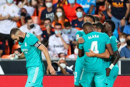Vinicius Junior del Real Madrid celebra su gol en la victoria 2-1 ante el Valencia en la Liga española, el domingo 19 de septiembre de 2021. (AP Foto/Alberto Saiz)