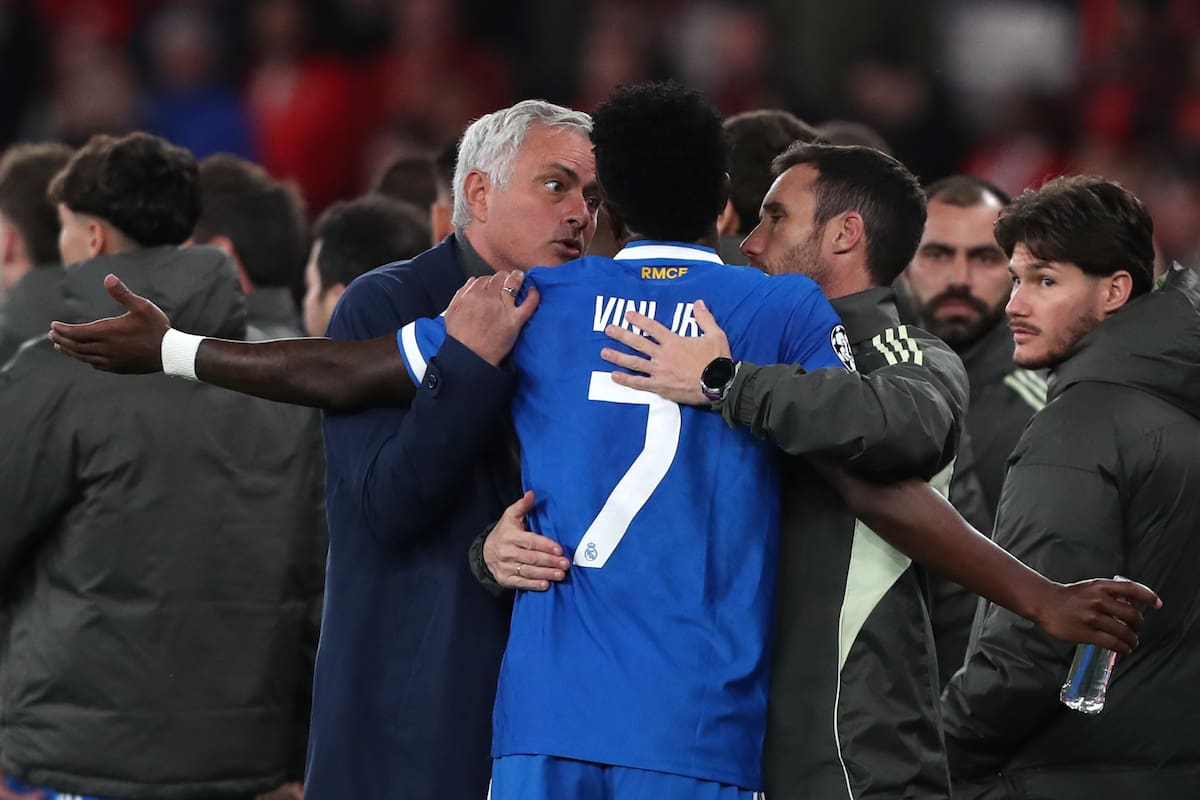 Vinicius Junior del Real Madrid discute con José Mourinho, el técnico de Benfica en el partido de la Liga de Campeones, el martes 17 de febrero de 2026, en Lisboa. (AP Foto/Pedro Rocha)