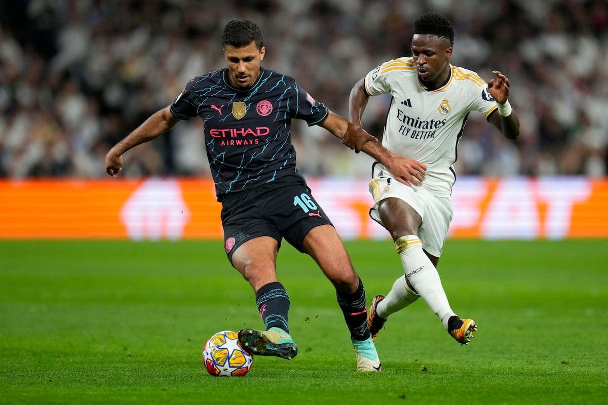 Vinicius Junior (derecha) del Real Madrid lucha por el balón con Rodri del Manchester City en los cuartos de final de la Champions League 2024; el volante español le ganó la pulseada final por el Balón de Oro 2024 al delantero brasileño
