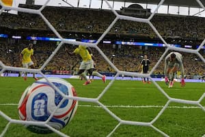 Brasil ya le gana a Escocia por la última fecha, tras un grueso error defensivo