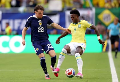 Vinicius Junior, freno y gambeta ante Nathan Patterson de Escocia