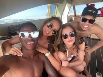 Vinicius Junior junto a las supermodelos con las que posó.