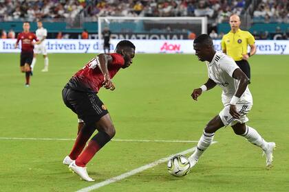 Vinicius Junior maniobra ante la marca del defensor del Manchester United Timothy Fosu-Menseh