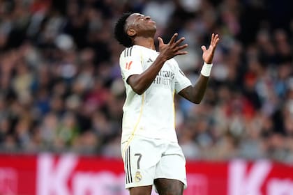 Vinícius Júnior sufre más que lo que juega en Real Madrid, cuyos aficionados dejaron de respaldarlo masivamente y pasaron a silbarlo.