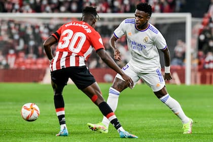 Vinicius Junior trata de superar a Nico Williams