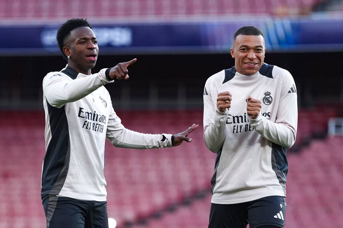 Vinicius Junior y Kylian Mbappe del Real Madrid reaccionan durante una sesión de entrenamiento en el Estadio Emirates en Londres antes de su duelo de Liga de Campeones ante el Arsenal el lunes 7 de abril del 2025. (Bradley Collyer/PA via AP)