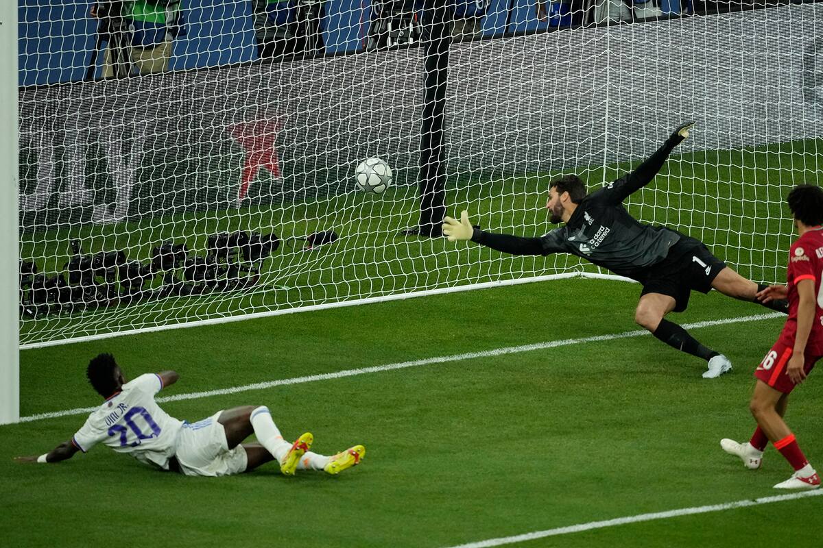 Vinicius Junior ya remató y la pelota ya ingresó al arco de Liverpool: la imagen del gol del 1-0 para Real Madrid