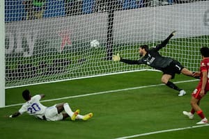Vinicius Junior ya remató y la pelota ya ingresó al arco de Liverpool: la imagen del gol del 1-0 para Real Madrid