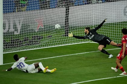 Vinicius Junior ya remató y la pelota ya ingresó al arco de Liverpool: la imagen del gol del 1-0 para Real Madrid