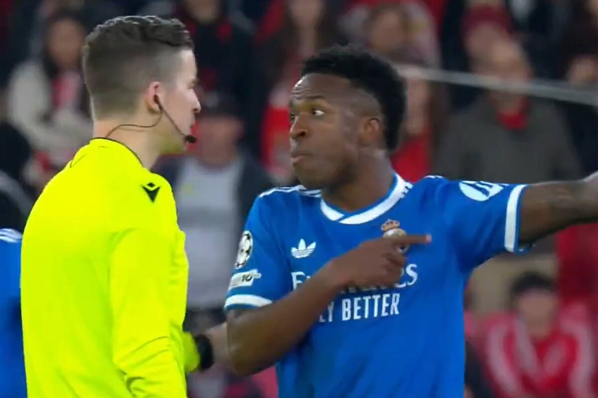 Vinicius le comunica al árbitro Letexier que recibió un insulto racista por parte del argentino Gianluca Prestianni