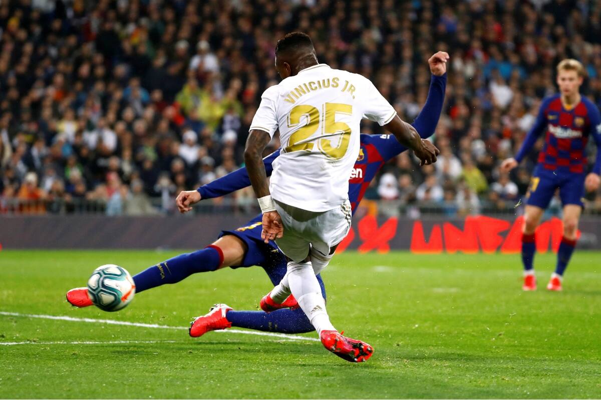 Vinicius remató al arco, rebotó en Piqué e ingresó para poner el 1 a 0 para Real Madrid