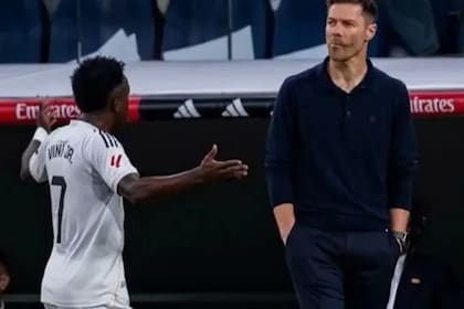 Vinicius sale reemplazado ante Barcelona y desaira a Xabi Alonso