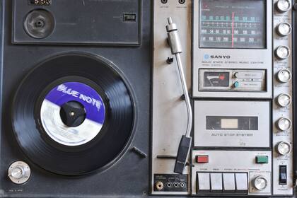 Bandeja, amplificador, parlantes. La música analógica tiene sus particularidades y quienes están sumergidos en ella la encuentran fascinante