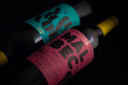 Vinos de aca LA MASA . Una bodega boutique sanrafaelina logra enamorar tras las fronteras con sus productos orgAnicos.
Nieves Guerrero
Paso a paso, apuntando a la calidad antes que a la cantidad, bodegas La Mansa se abastece con las bondades de un extenso terruno situado al pie de la Cordillera de Los Andes, para lograr vinos con personalidad.
vino
botella
vinedo
uva
botella
copa
dic 2021