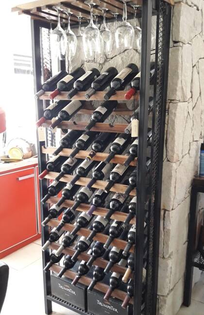 Vinos de alta gama, otro de los hallazgos en el interior de la casa