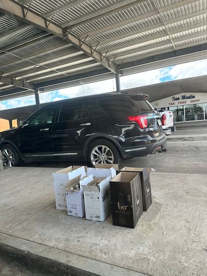 Vinos incautados por la Aduana, en la frontera entre la Argentina y Uruguay