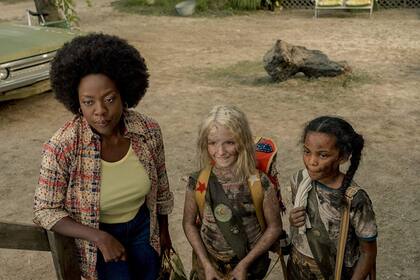 Viola Davis, McKenna Grace y Milan Ray en Troop Zero