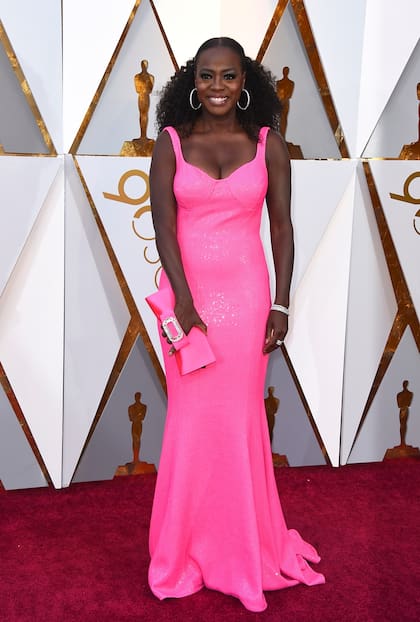 Viola Davis se le animó al rosa chicle